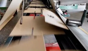 Caja de cartón en máquina corrugadora